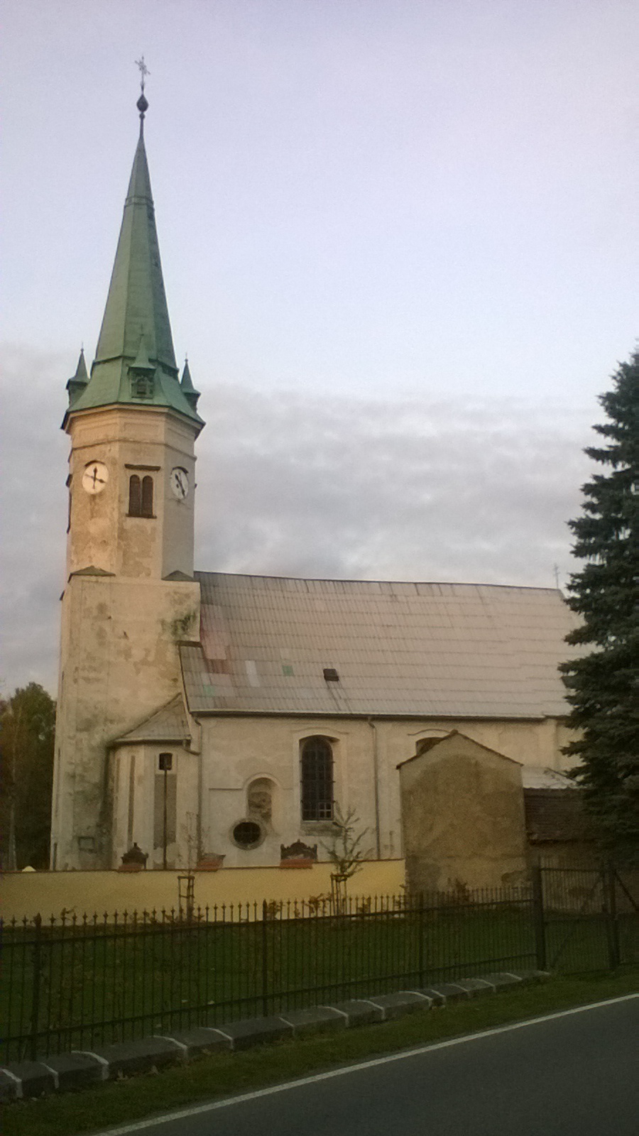 Fasáda kostela na obnovu čeká  ...