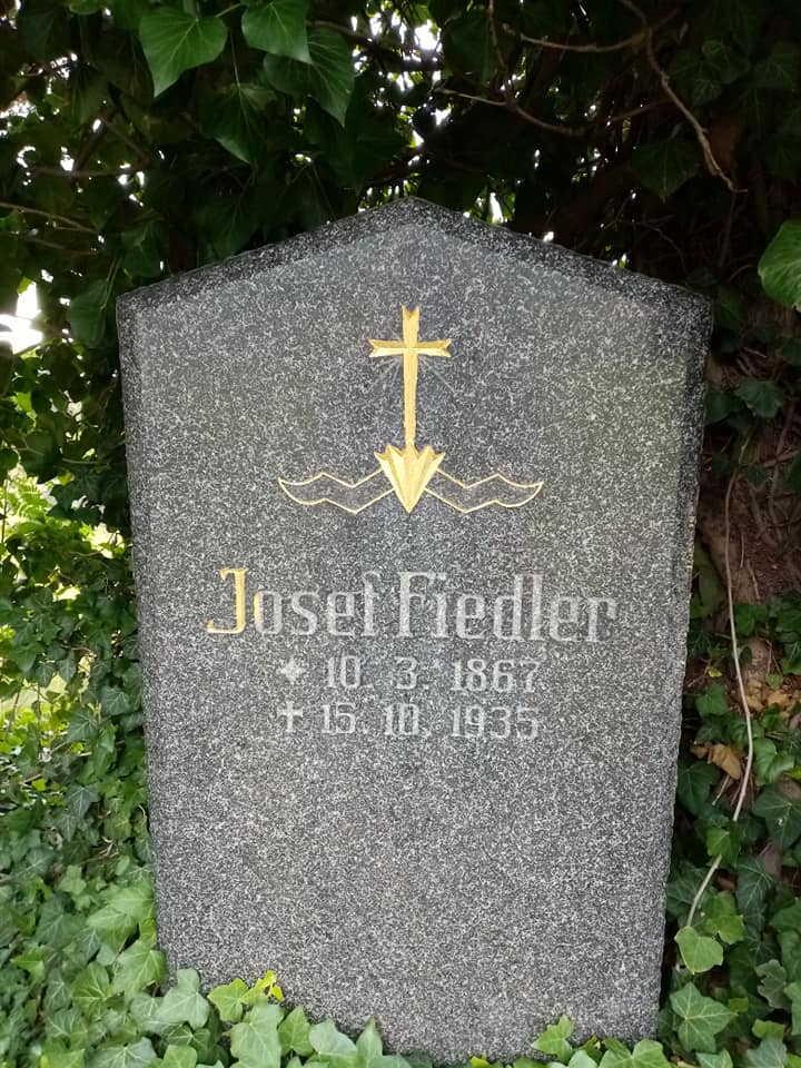 náhrobek fiedler 2