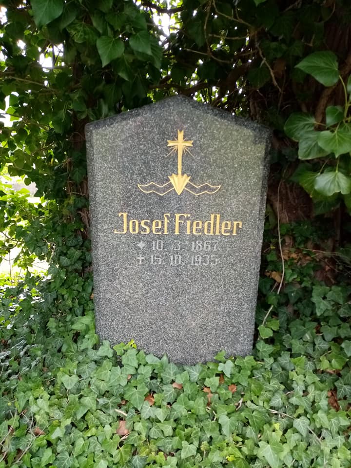 náhrobek fiedler 3