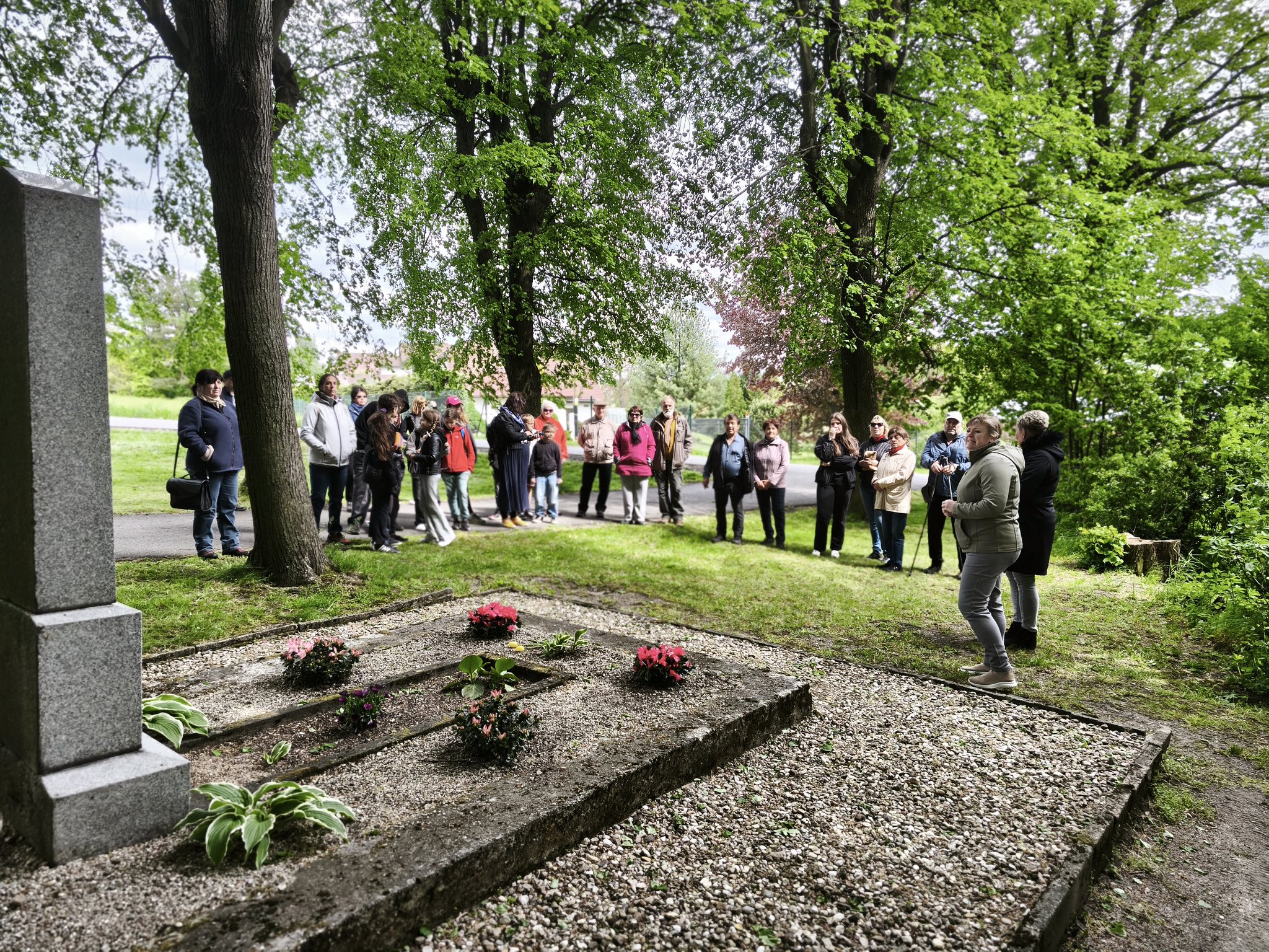 u pomníku válečného hrdiny