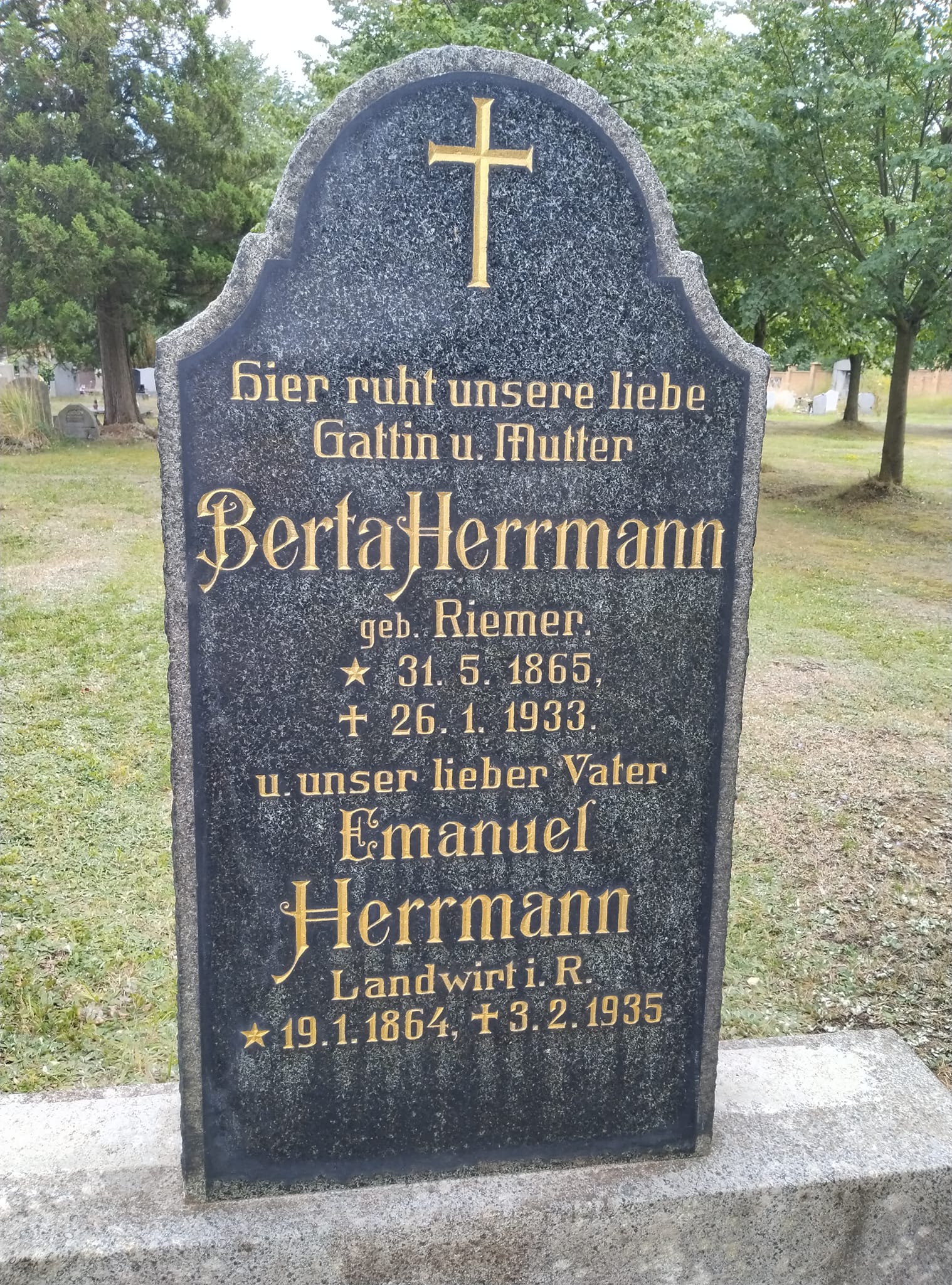 náhrobek Berty Hermman - dozlaceno