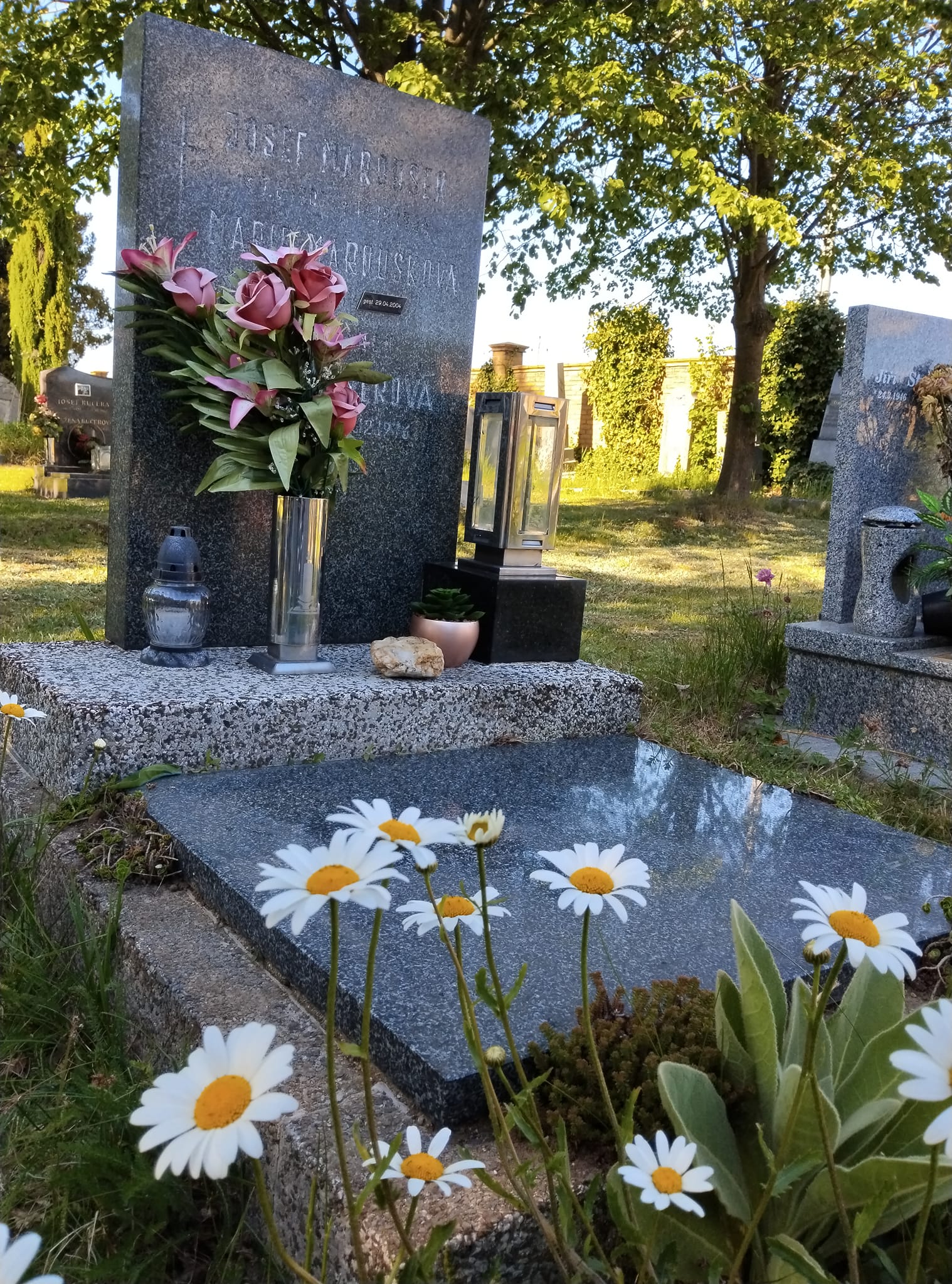náhrobek paní Marouskové - její rodina tu mohla po válce zůstat