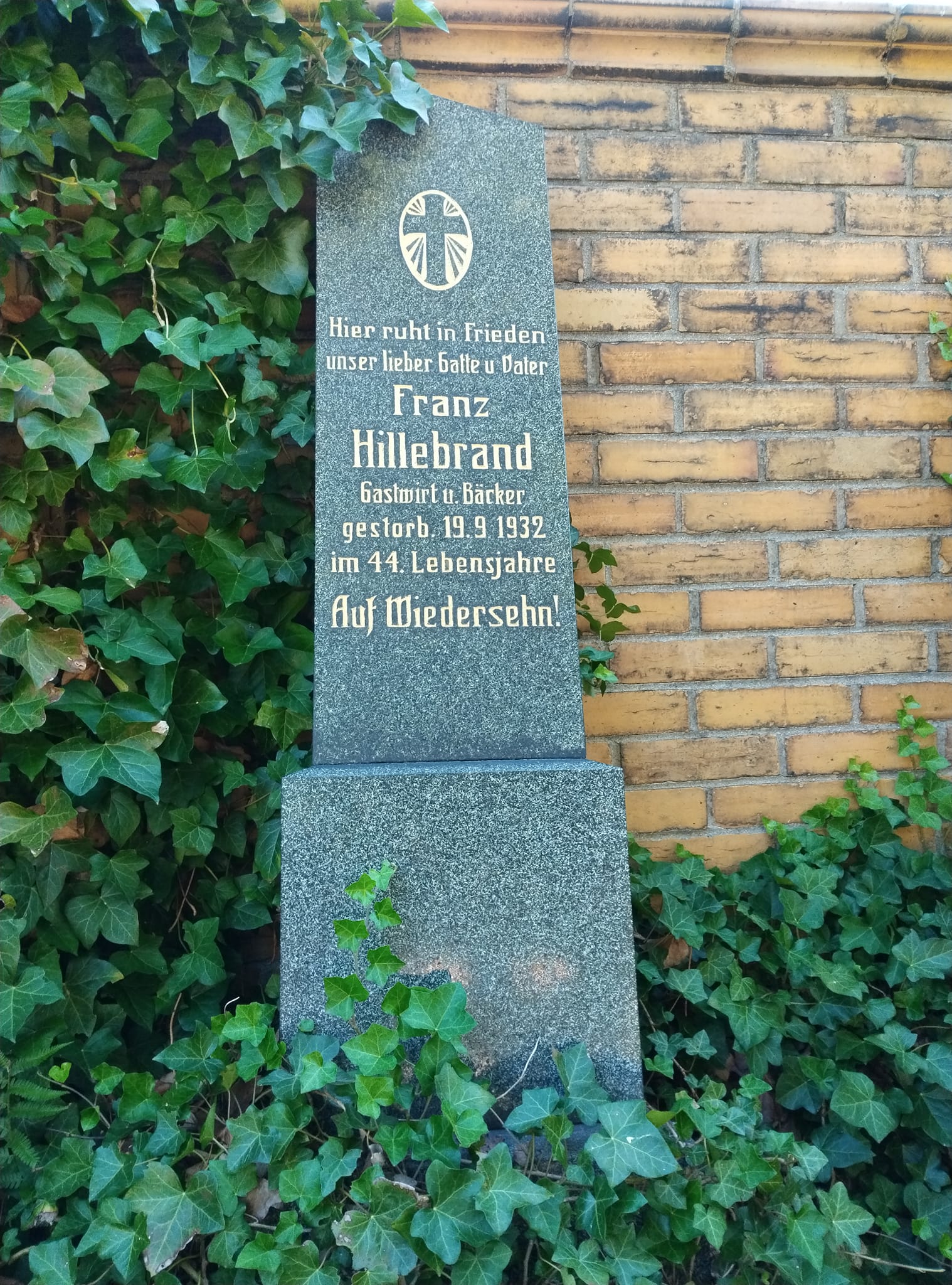 nazlacen náhrobek pana Hillebranda