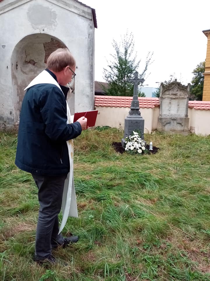 žehnání hrob malik